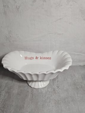 ceramic Mud Pie candy dish features "Hugs & kisses" text and a scalloped edge